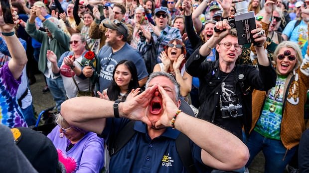 “Thousands Honor Bob Weir in San Francisco Tribute”