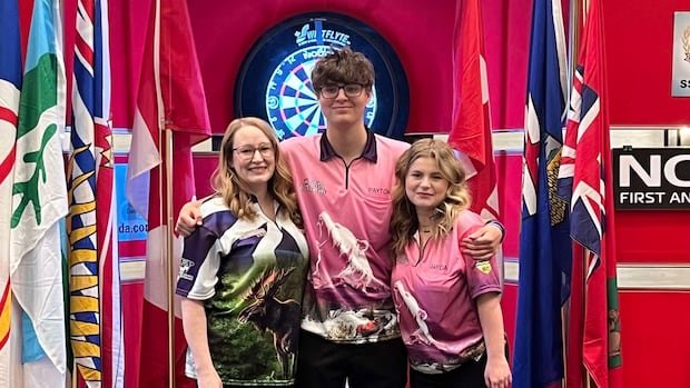 “Teen Phenom Wins World Cup: Family’s Dart Journey Inspires Unity”