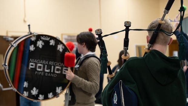 “Niagara Police Pipe Band Inspires Youth in Free Music Program”