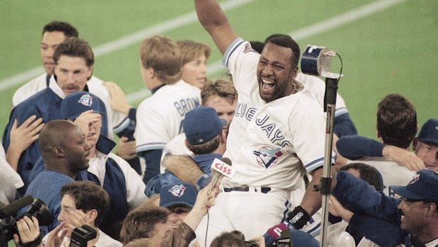 “Toronto Blue Jays to Honor Joe Carter with Statue”