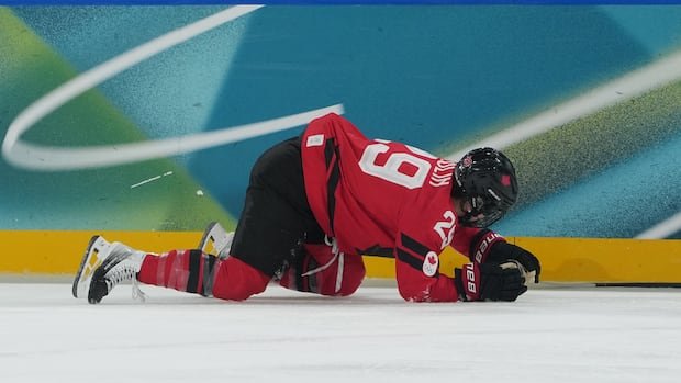 “Injured Captain Inspires Canada’s Dominant Win in Women’s Hockey”