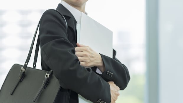 “Canadians Grapple with ‘Job Hugging’ Trend Amid Economic Uncertainty”