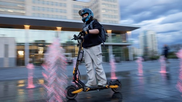 “Edmonton’s Nighttime E-Vehicle Tours Thrive Amid Rising Popularity”