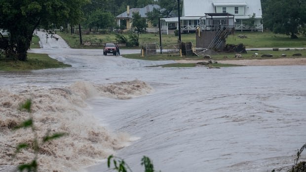 “Texas Flood Rescuers Save Lives Amid Severe Flash Floods”