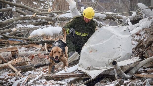 “Fire at Montreal Building Halts Jacques-Cartier Bridge”