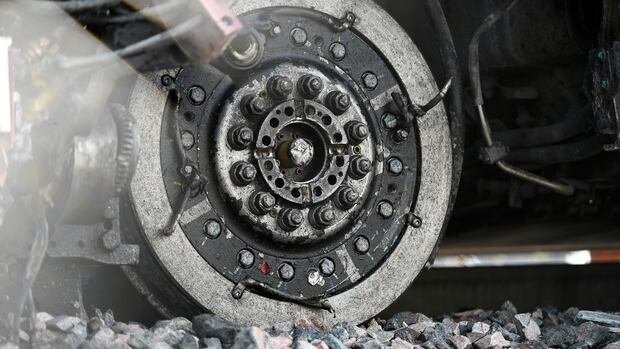 “Ottawa LRT Faces Overcrowding and Safety Risks”