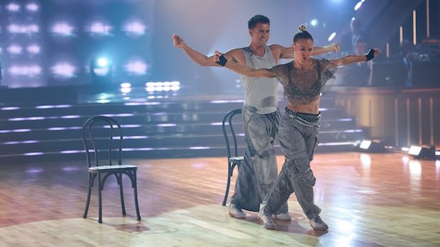 “Julia Stiles Shines in ‘Save The Last Dance’ Tribute on DWTS”
