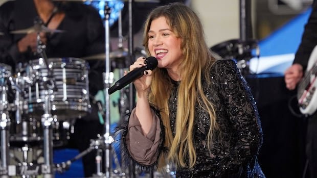 “Kelly Clarkson Clashes with Brooklyn Shop Over ‘Pretty Woman’ Moment”